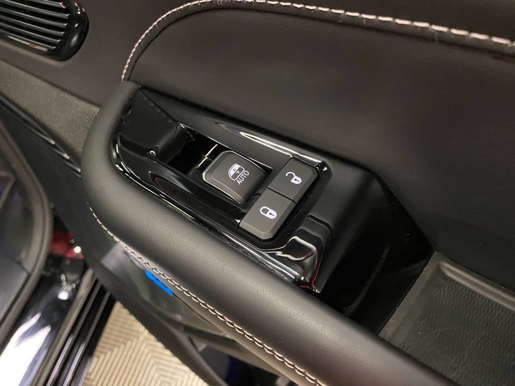 Used 2023 Jeep Grand Cherokee Overland w/ Luxury Tech Group IV AWD/4WD image 15