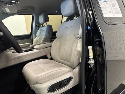 Used 2022 Jeep Wagoneer Series III AWD/4WD image 8