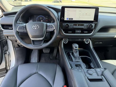 Certified 2025 Toyota Grand Highlander AWD image 2