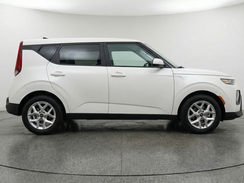 Used 2025 Kia Soul LX w/ LX Technology Package FWD image 11