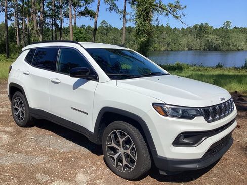 Used 2024 Jeep Compass Latitude image 3