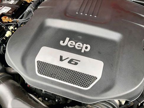 Used 2016 Jeep Wrangler Sahara w/ Connectivity Group AWD/4WD image 33