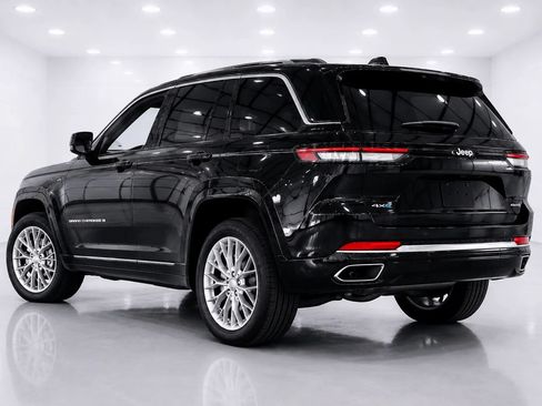 Used 2023 Jeep Grand Cherokee Summit w/ Luxury Tech Group V AWD/4WD image 3