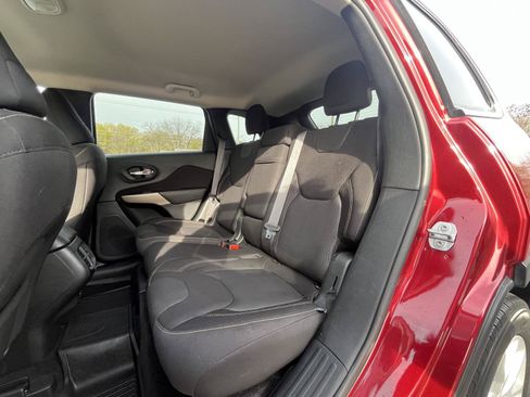 Used 2017 Jeep Cherokee Latitude FWD image 15