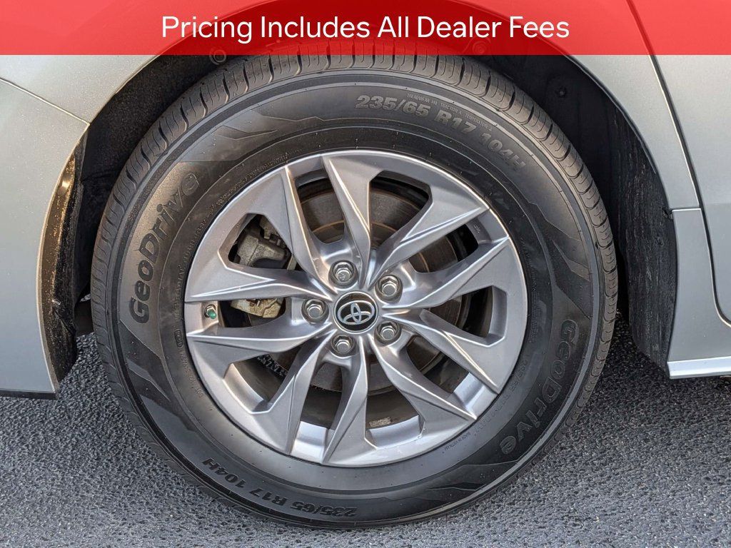 Used 2023 Toyota Sienna XLE FWD image 12