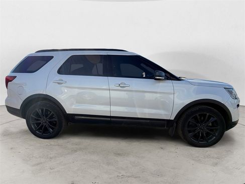 Used 2018 Ford Explorer XLT w/ Equipment Group 202A image 5