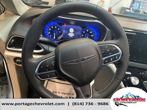 Used 2024 Chrysler Pacifica Touring-L FWD image 16