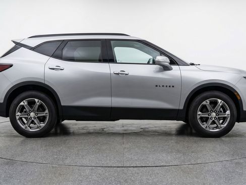 Used 2025 Chevrolet Blazer LT FWD image 11