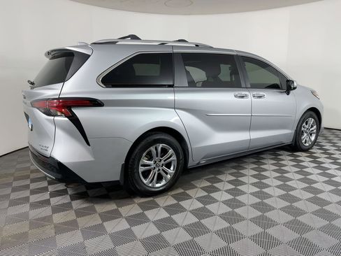 Used 2023 Toyota Sienna Platinum image 7