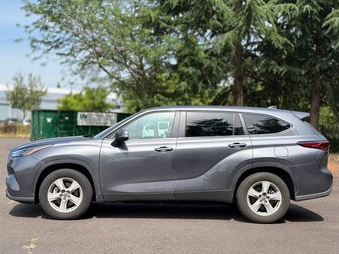 Used 2023 Toyota Highlander LE FWD image 2