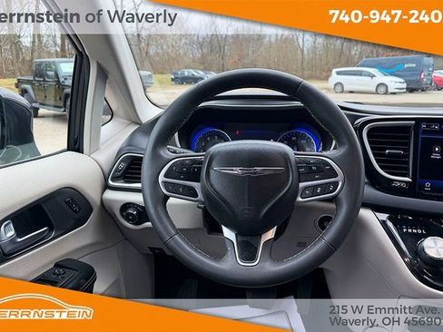 Used 2022 Chrysler Pacifica Touring-L image 9
