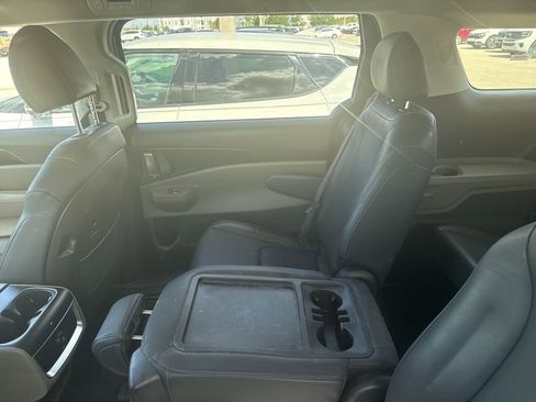 Used 2025 Kia Carnival FWD image 10