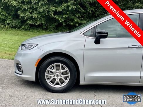 Used 2024 Chrysler Pacifica Touring-L image 10