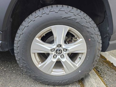 Used 2021 Toyota RAV4 XLE w/ XLE Grade Weather Package AWD/4WD image 4