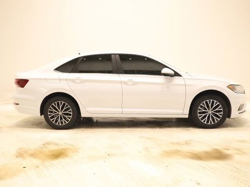 Used 2021 Volkswagen Jetta SE w/ SE Cold Weather Package image 3