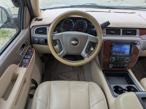 Used 2014 Chevrolet Suburban LT RWD image 16