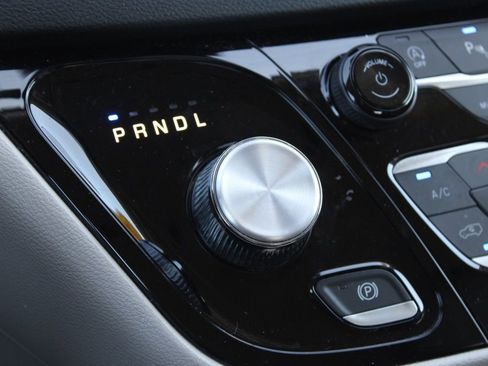 Used 2023 Chrysler Pacifica Touring-L image 39