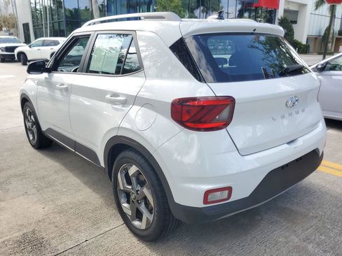 Used 2021 Hyundai Venue SEL FWD image 4