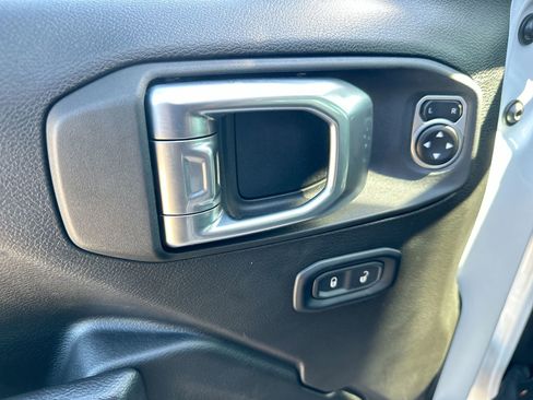 Used 2024 Jeep Gladiator Rubicon AWD/4WD image 13
