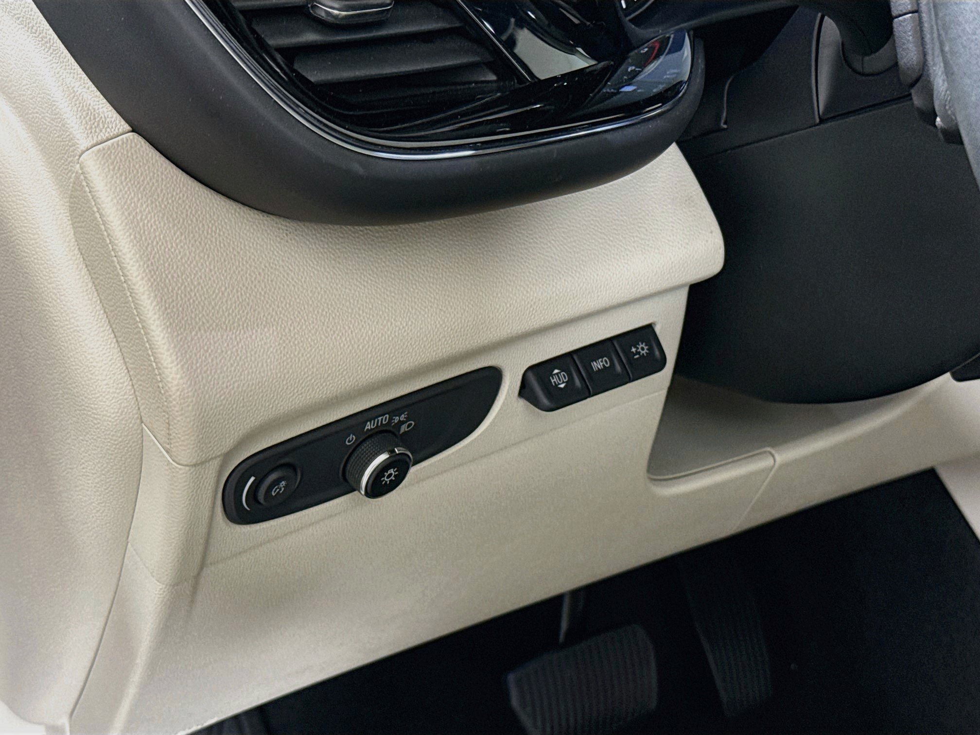 Used 2023 Buick Envision Avenir AWD/4WD image 10