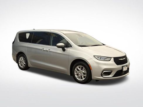 Used 2023 Chrysler Pacifica Touring-L FWD image 9