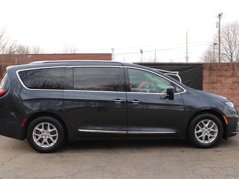 Used 2021 Chrysler Pacifica Touring-L FWD image 5