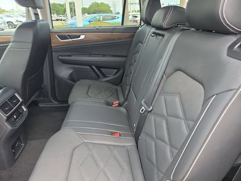Used 2025 Volkswagen Atlas SE AWD/4WD image 13