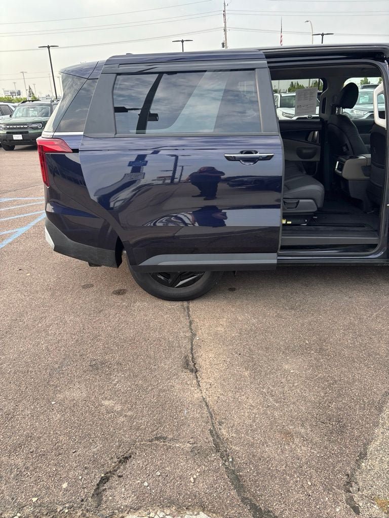 Used 2025 Kia Carnival FWD image 25