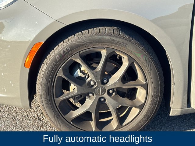 Used 2025 Chrysler Pacifica Limited FWD image 34
