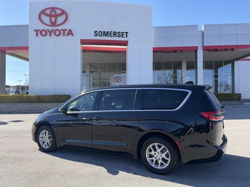 Used 2024 Chrysler Pacifica Touring-L image 5