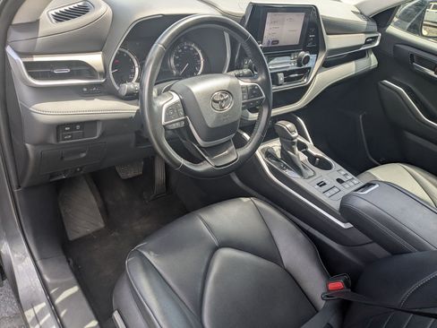 Used 2023 Toyota Highlander XLE AWD/4WD image 17