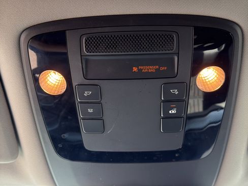 Used 2024 Kia Carnival LX image 31