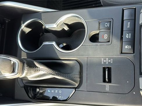 Used 2021 Toyota Highlander LE image 24