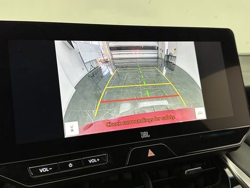 Used 2023 Toyota Venza XLE image 11