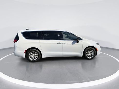 New 2026 Chrysler Pacifica Select image 9