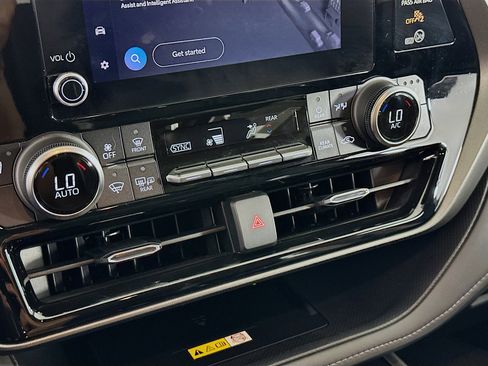 Used 2023 Toyota Highlander XLE FWD image 24