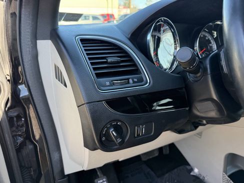 Used 2019 Dodge Grand Caravan SXT image 12