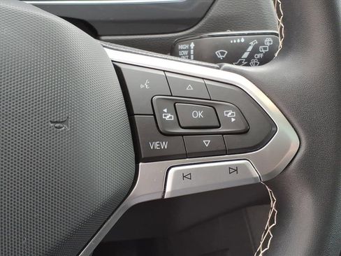 Used 2022 Volkswagen Tiguan SE w/ Panoramic Sunroof Package image 23