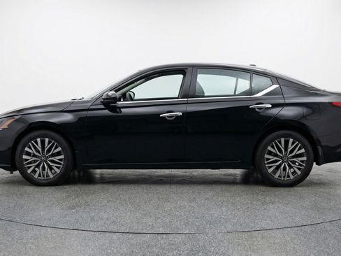 Used 2025 Nissan Altima 2.5 SV FWD image 5