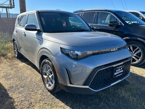 Used 2024 Kia Soul LX w/ Option Group 015 FWD image 2