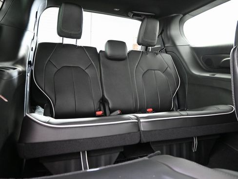 New 2026 Chrysler Pacifica Limited image 17