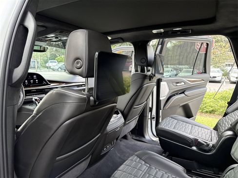 Used 2023 Cadillac Escalade Sport Platinum w/ LPO, ONYX Package image 32