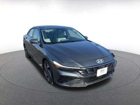 Used 2025 Hyundai Elantra Limited image 3