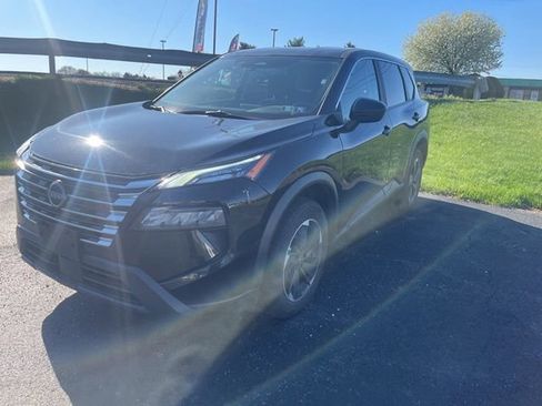 Used 2025 Nissan Rogue SV image 3