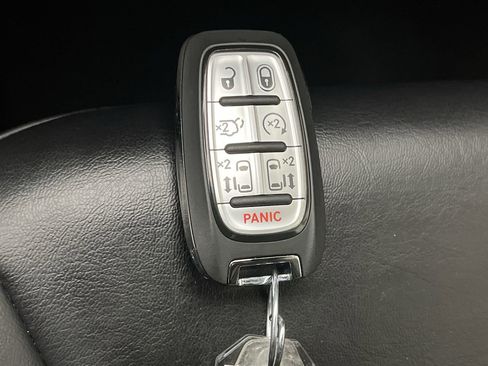 Used 2023 Chrysler Pacifica Touring-L image 26