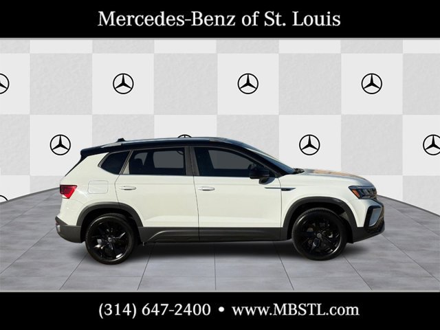Used 2024 Volkswagen Taos SE w/ Panoramic Sunroof Package FWD image 2