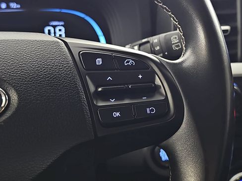 Used 2024 Hyundai Venue Limited FWD image 17