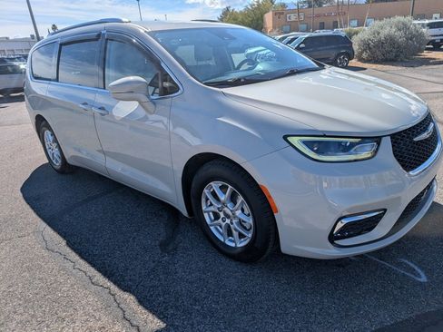 Used 2021 Chrysler Pacifica Touring-L image 7