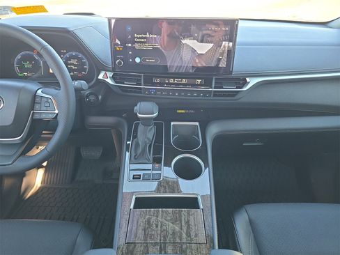 Used 2025 Toyota Sienna Platinum image 11