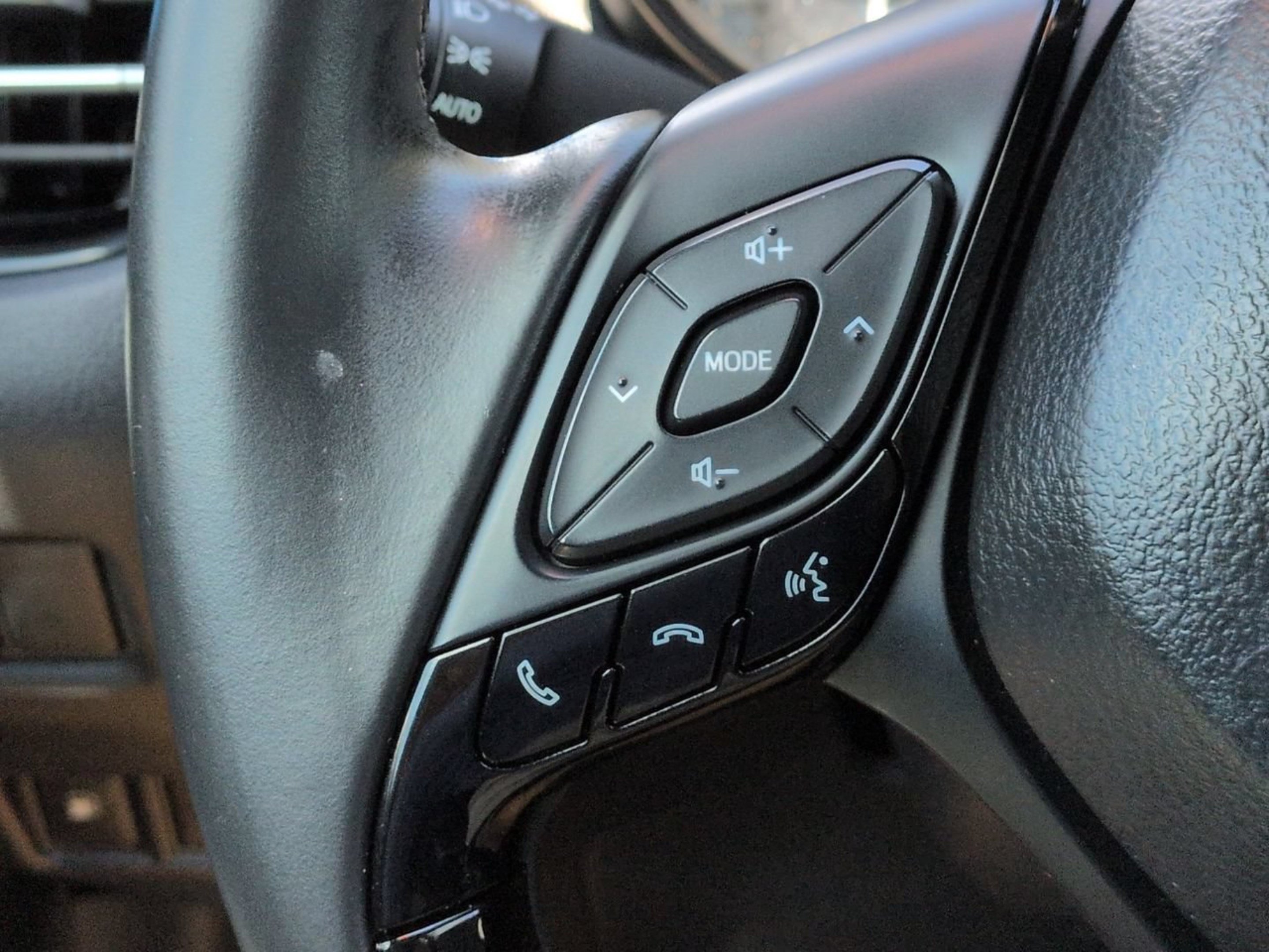 Used 2019 Toyota C-HR XLE FWD image 26